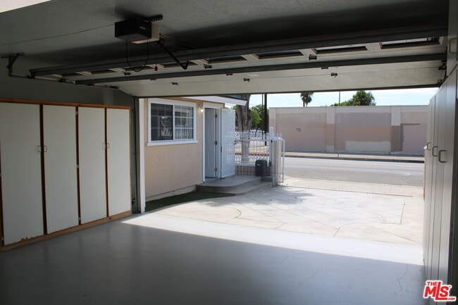 Building Photo - 1402 Celis St