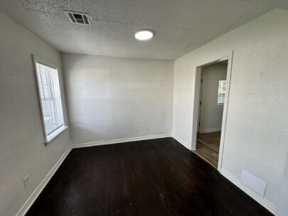 Building Photo - 3 BR Home  1 bathroom.