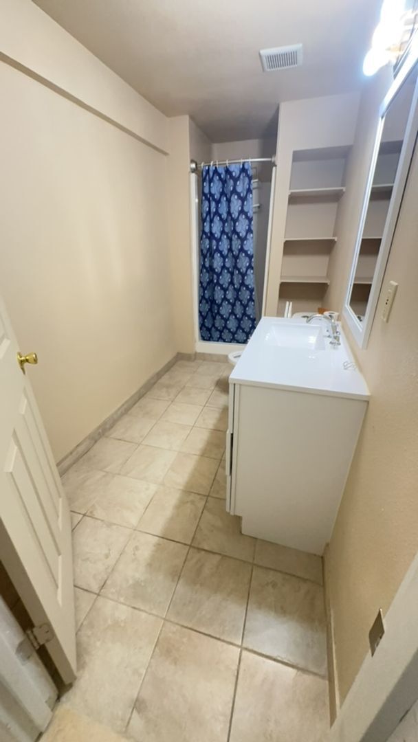 Building Photo - Spacious Antelope Meadows 5BD Home in Nort...