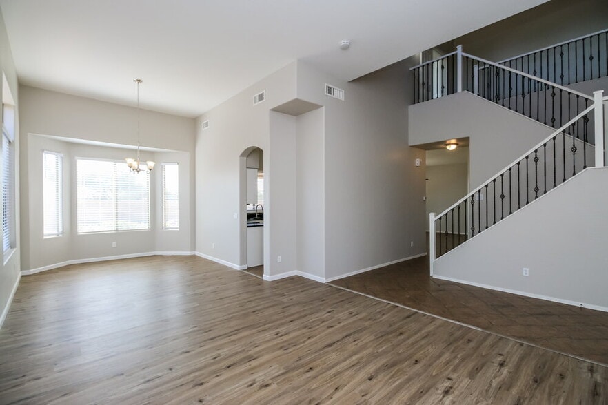 Building Photo - 4091 E Carriage Way