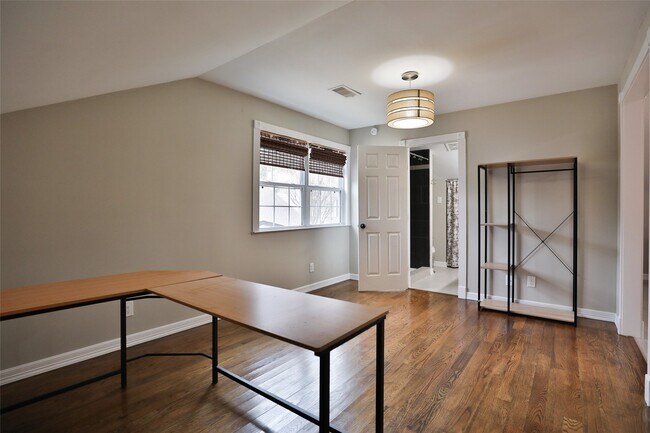 Building Photo - 423 W 32nd St