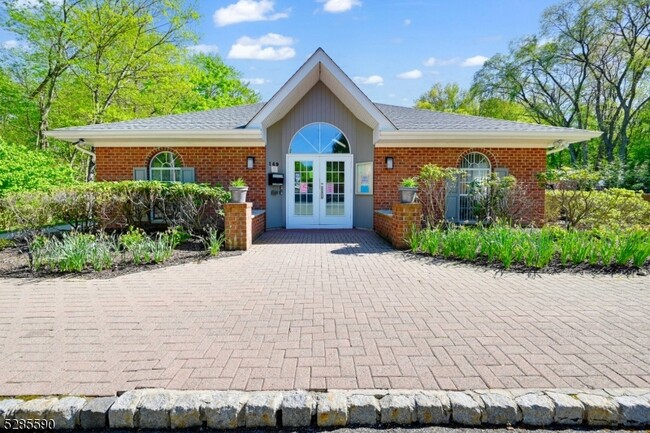 Building Photo - 116 Raintree Ln