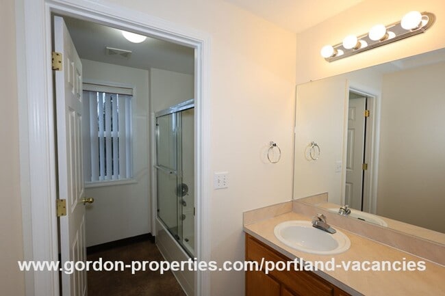 Building Photo - SE 73rd Ave - 3 bedroom townhouse in Mt Scott-Arleta neighborhood