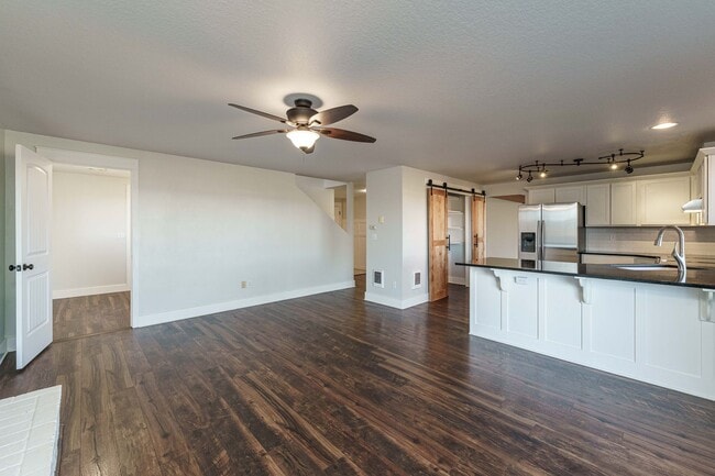 Building Photo - 4 Bedroom 2.5 Bathroom With Large Fenced B...