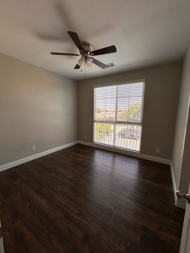 Building Photo - Gorgeous home for rent in Visalia