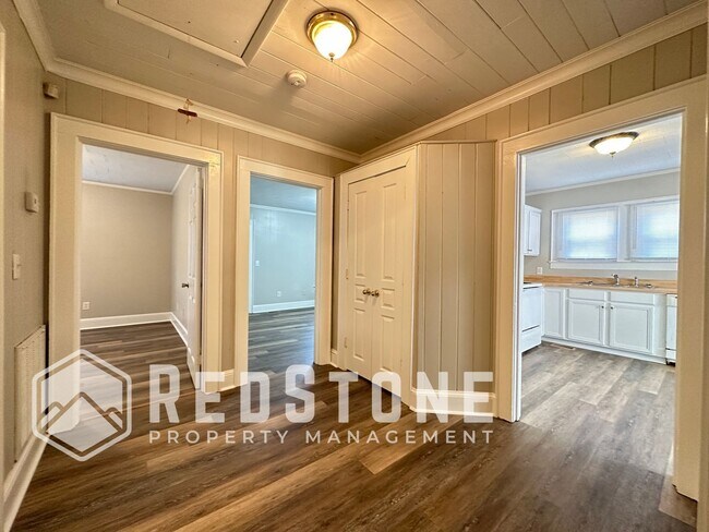 Building Photo - 817 Oakley St