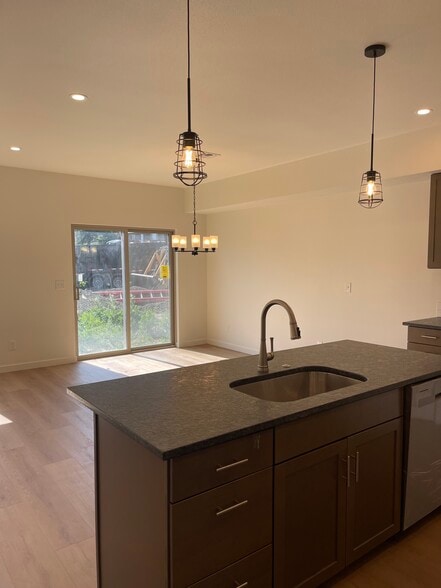 Building Photo - 1502 S E Landen Dr