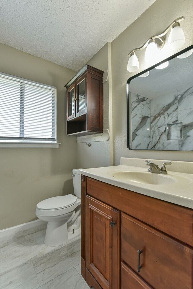Building Photo - 1141 Royal Crest Dr