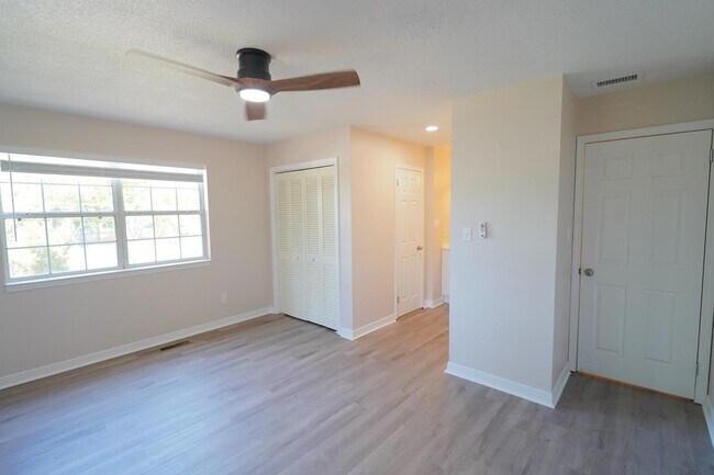 Building Photo - 1545 Pine View Dr