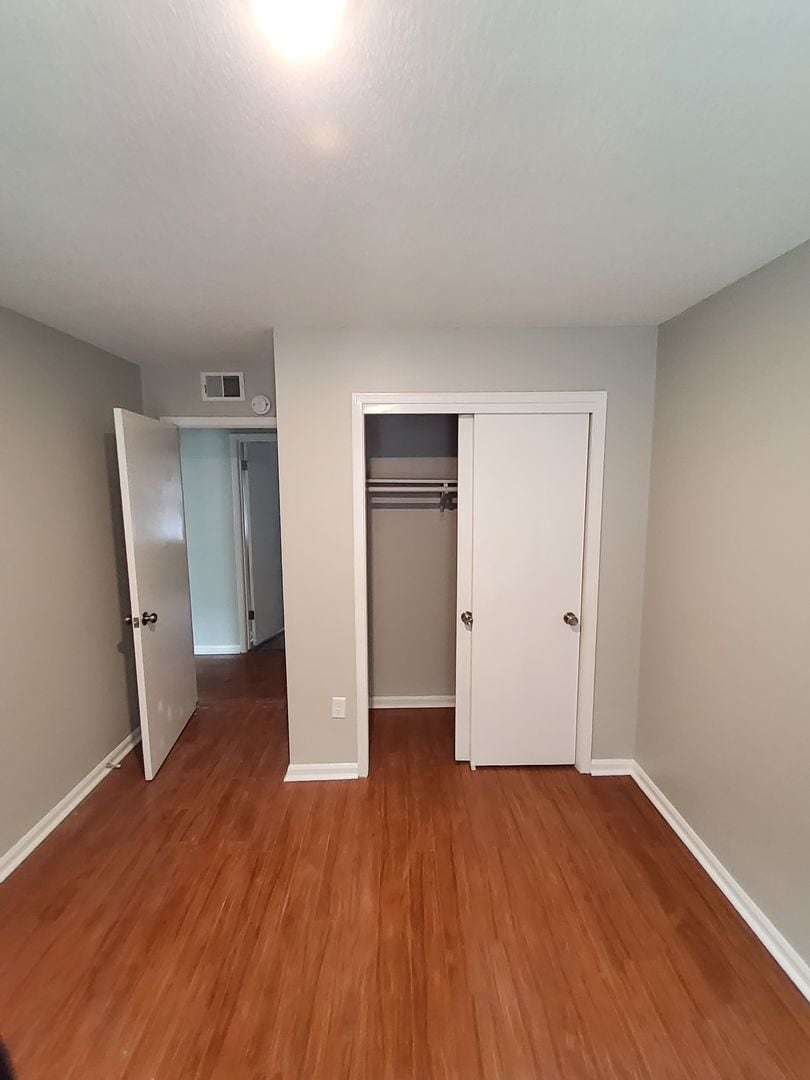 Building Photo - Welcome to this charming 3 bedroom, 1 bath...