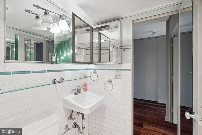 Building Photo - 220 Locust St