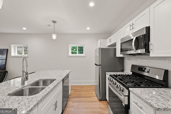 Building Photo - 636 Francis Pl NW