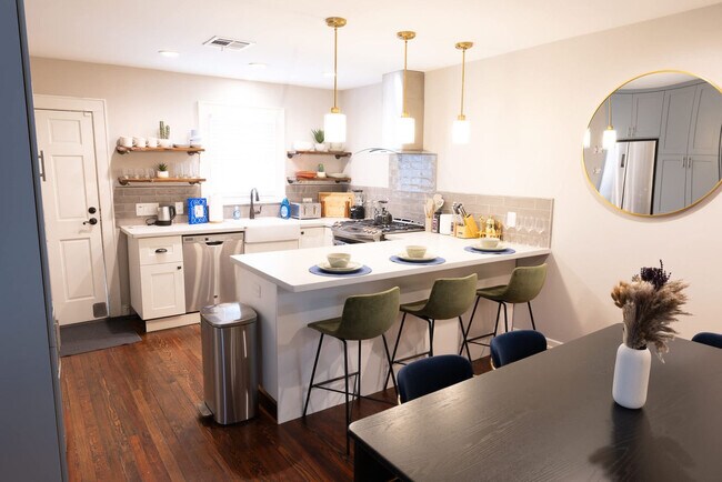 Building Photo - 725 Peddie St