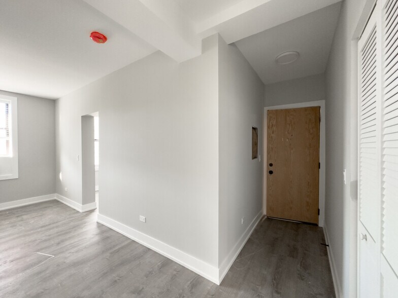 Building Photo - 508 W Belmont Ave