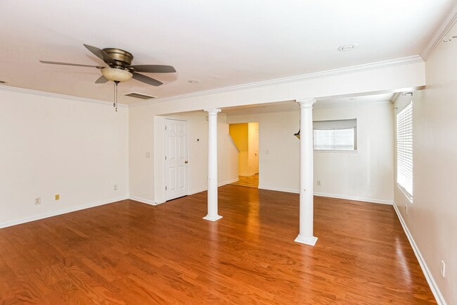 Building Photo - Beautiful Townhome Available for Rent