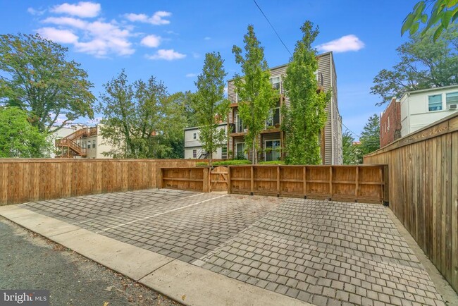 Building Photo - 1340 Nicholson St NW