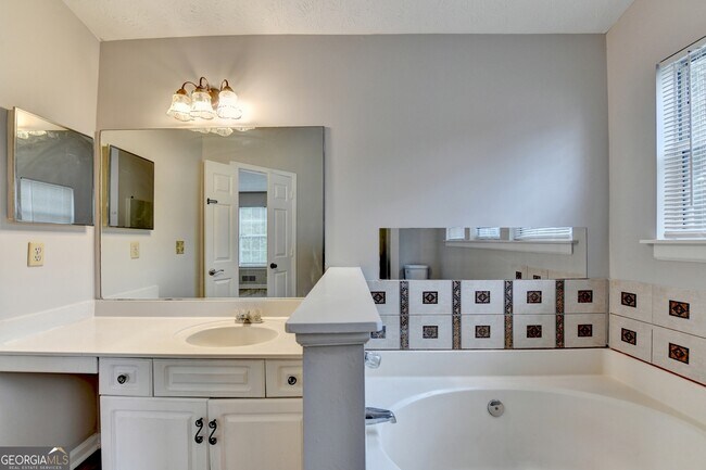 Building Photo - 2115 Glynmoore Dr