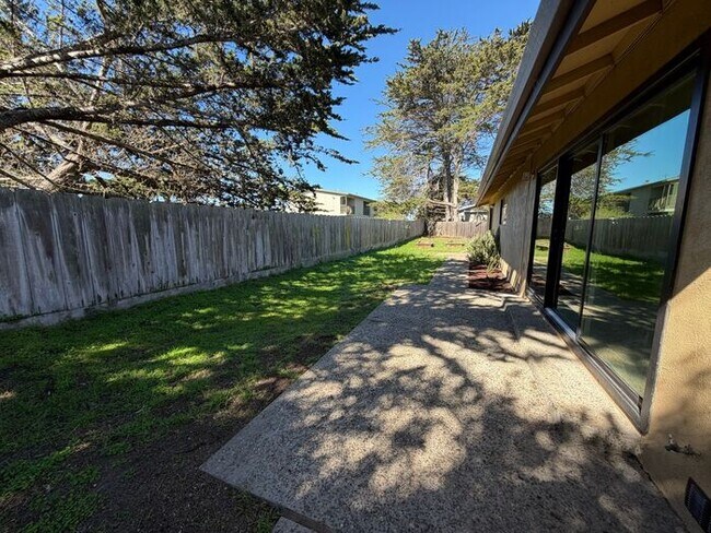 Building Photo - Lovely home in Marina available NOW!