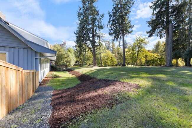 Building Photo - Updated 3 bedroom duplex