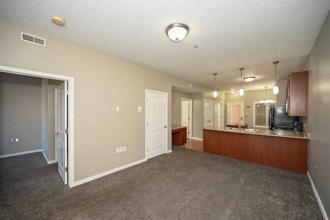 Building Photo - Stunning Condo in Excellent Salt Lake Loca...