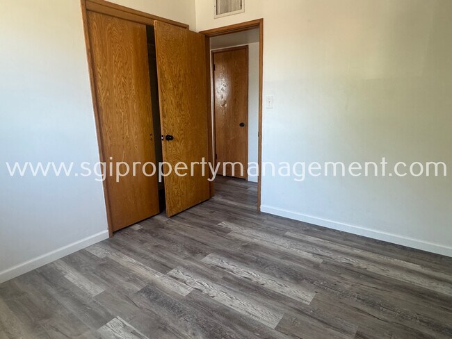 Building Photo - 2202 W Palmaire Ave