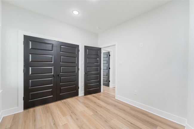 Building Photo - 6909 S Hall St