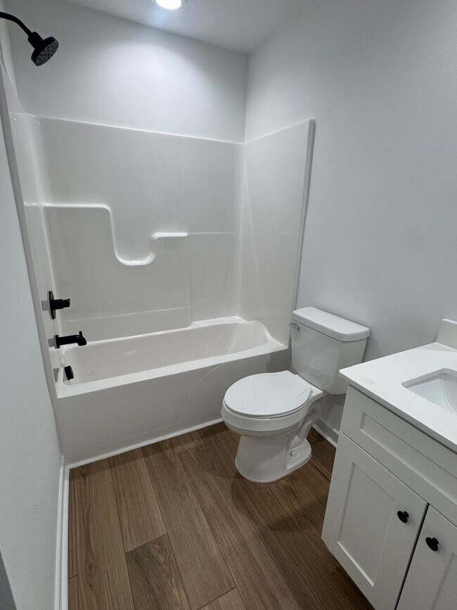 Building Photo - 512 Crump St