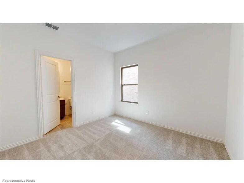 Building Photo - 904 Utica Dr