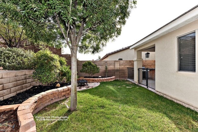 Building Photo - 2605 E Hilltop Ledge Dr