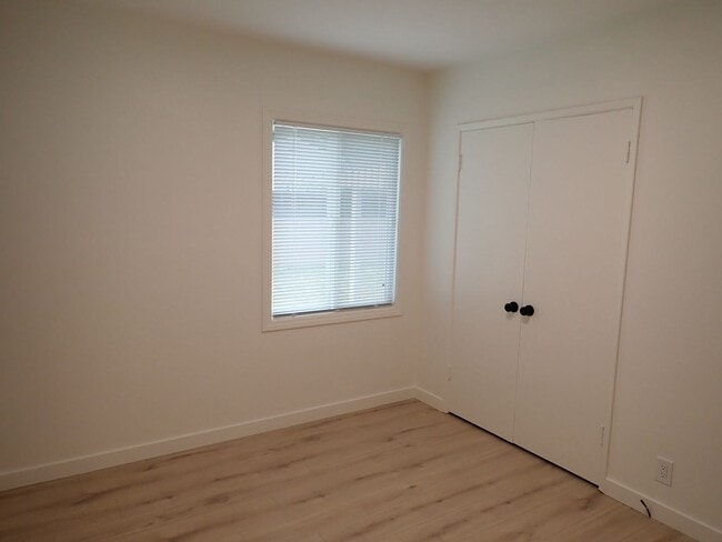 Building Photo - Single Family House in Desirable Neighborhood