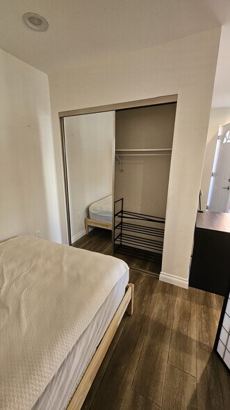 Building Photo - 6241 Bellaire Ave