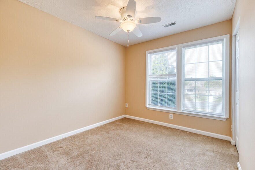 Building Photo - 490 Crestridge Way