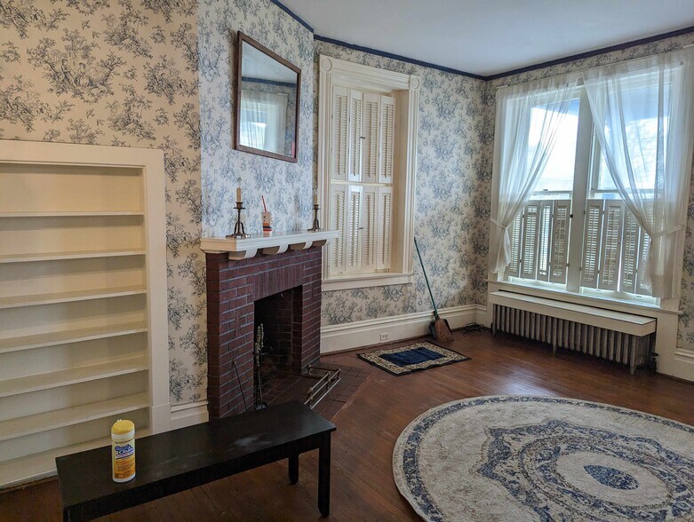 Living Room - 402 N Main St