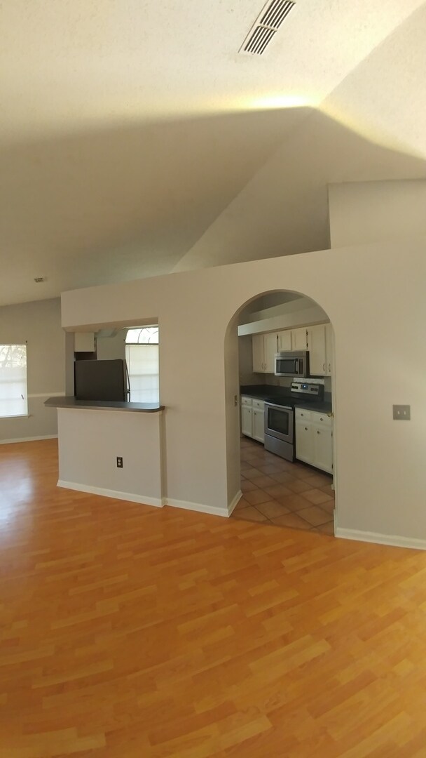 Building Photo - Welcome to this charming 3 bedroom, 2 bath...
