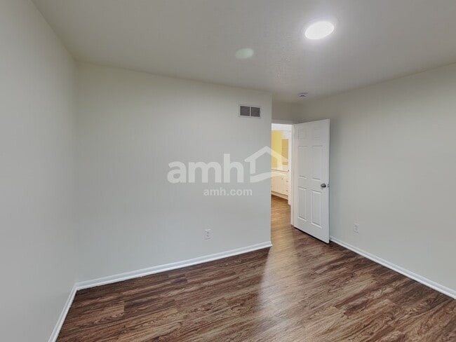 Building Photo - 912 Wallace Dr