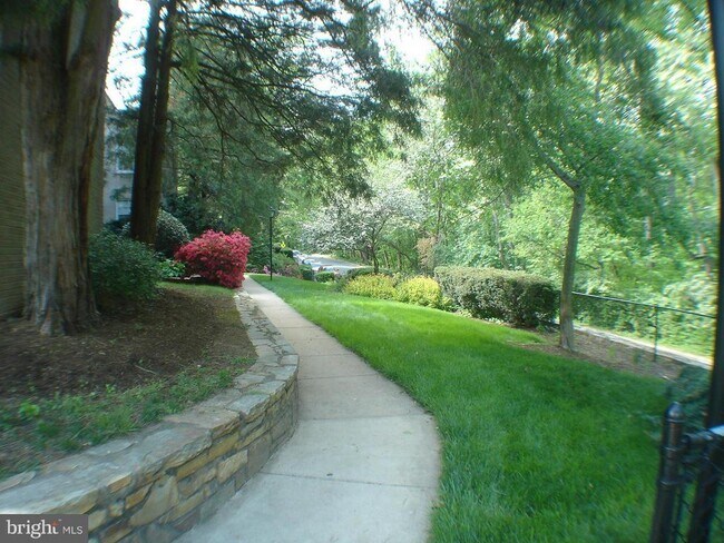 Building Photo - 806 S Arlington Mill Dr