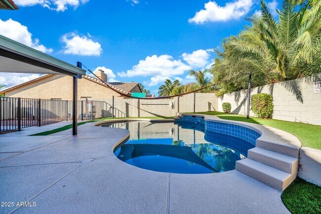 Building Photo - 5044 E Paradise Ln