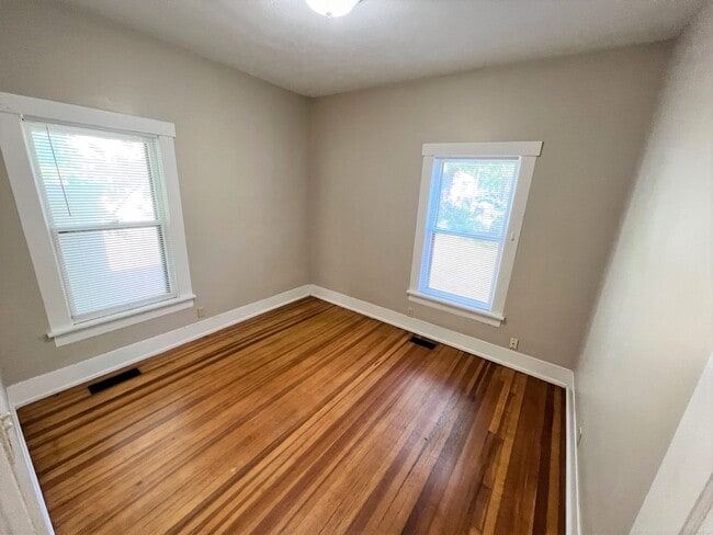 Building Photo - Prime Location 4 Bed House - Leasing 26/27 School Year