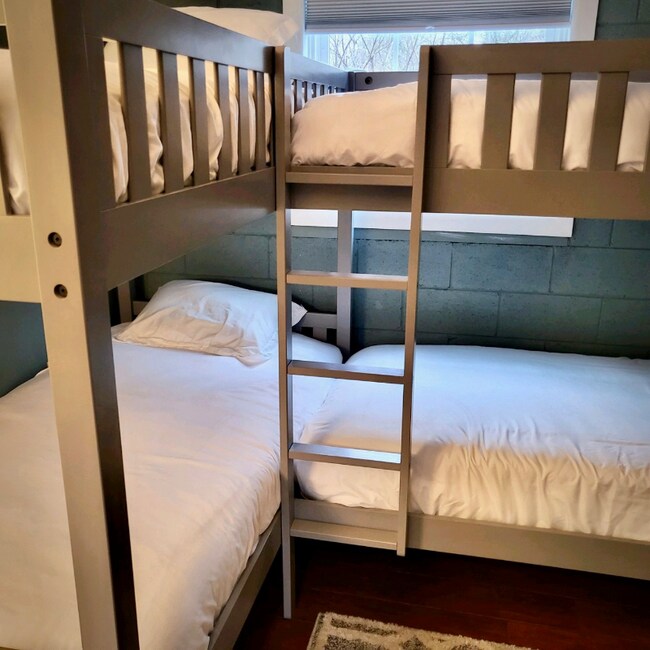 Building Photo - 202 Edgewater Dr