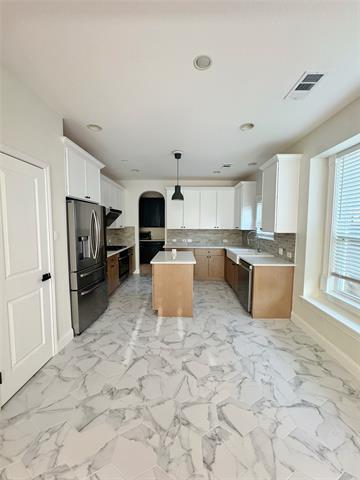 Building Photo - 8339 Davis Dr