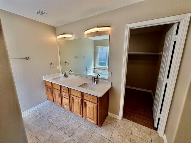 Building Photo - 6 Roessler Ln