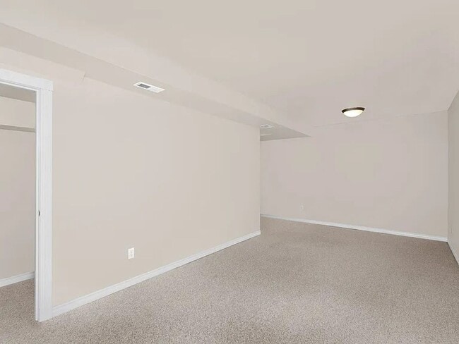 Building Photo - Spacious 3-Story Home with 2 Car Garage and Large Deck!