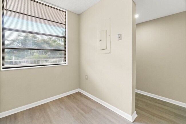 Building Photo - Spacious 2BR/2BA Condo at Whitehall - West Palm Beach