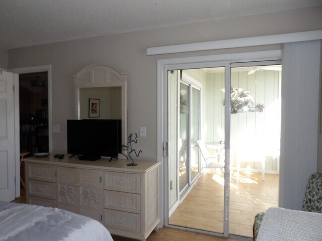 Building Photo - 4622 Greenbriar Dr
