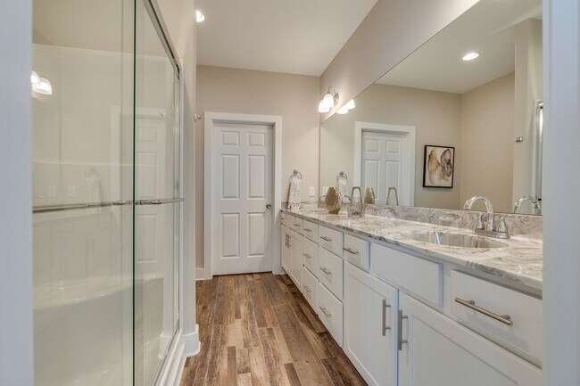 Building Photo - Beautifully Furnished Executive Home – Fle...