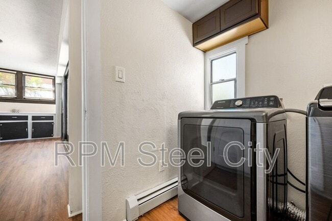 Building Photo - 2125 N Grand Ave