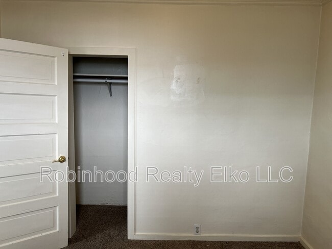Building Photo - 570 Silver St