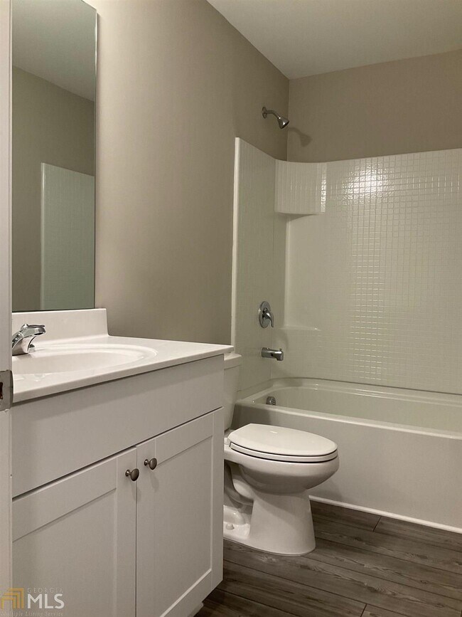 Building Photo - 2066 Pine Tree Dr