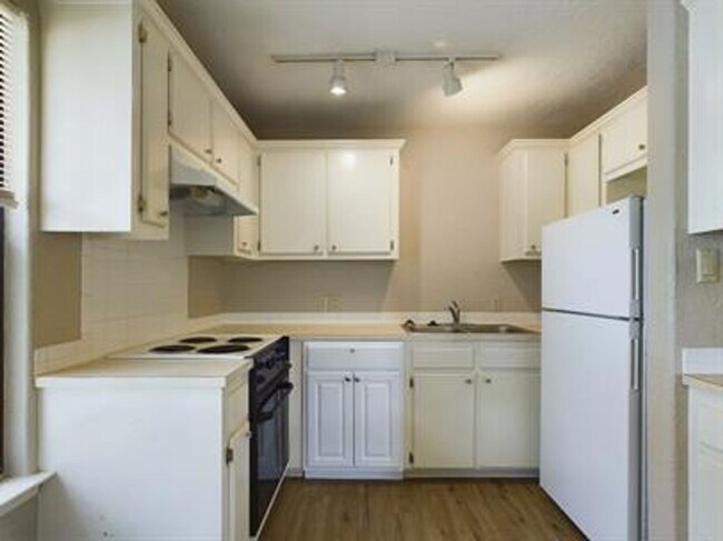 Building Photo - 294 Friendship Ln