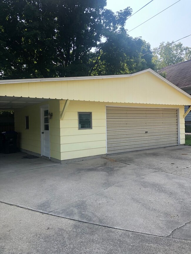 Building Photo - Spacious 2-Bedroom Home